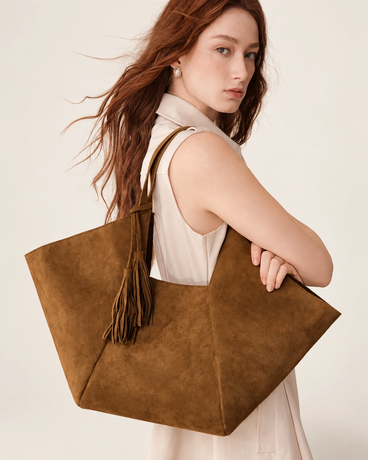 Bolsa Tote Oversized em Suede Aveludado com Tassel na cor Marrom Chocolate foto 03