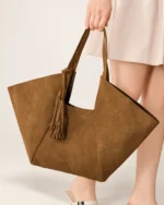 Bolsa Tote Oversized em Suede Aveludado com Tassel na cor Marrom Chocolate foto 05