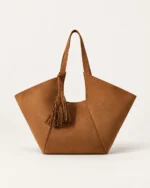 Bolsa Tote Oversized em Suede Aveludado com Tassel na cor Marrom Chocolate foto 06