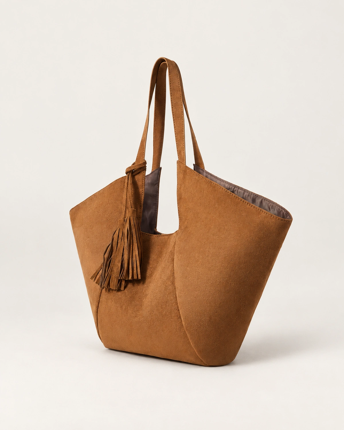 Bolsa Tote Oversized em Suede Aveludado com Tassel na cor Marrom Chocolate foto 07