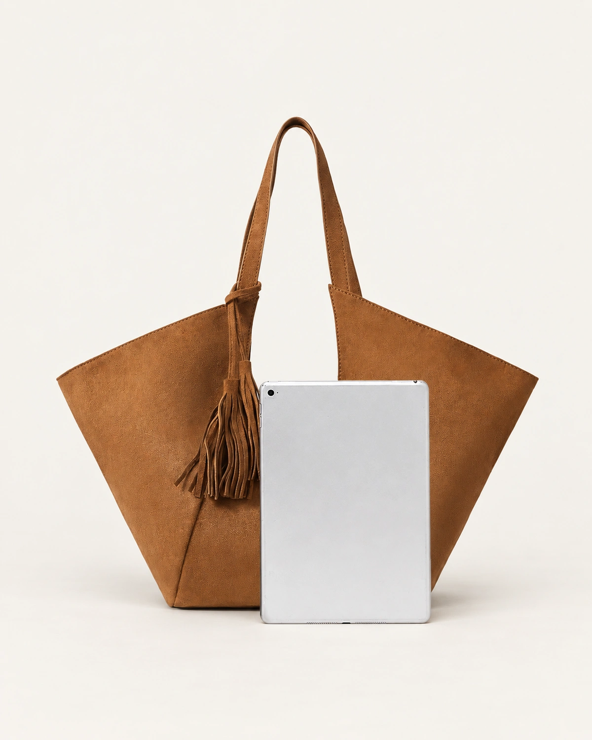 Bolsa Tote Oversized em Suede Aveludado com Tassel na cor Marrom Chocolate foto 09