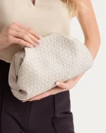 Bolsa clutch feminina drapeada em material sintético PU plissado na cor bege em estúdio mineral.