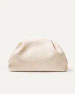 Bolsa clutch drapeada em couro plissado estilo nuvem na cor bege, foto 02