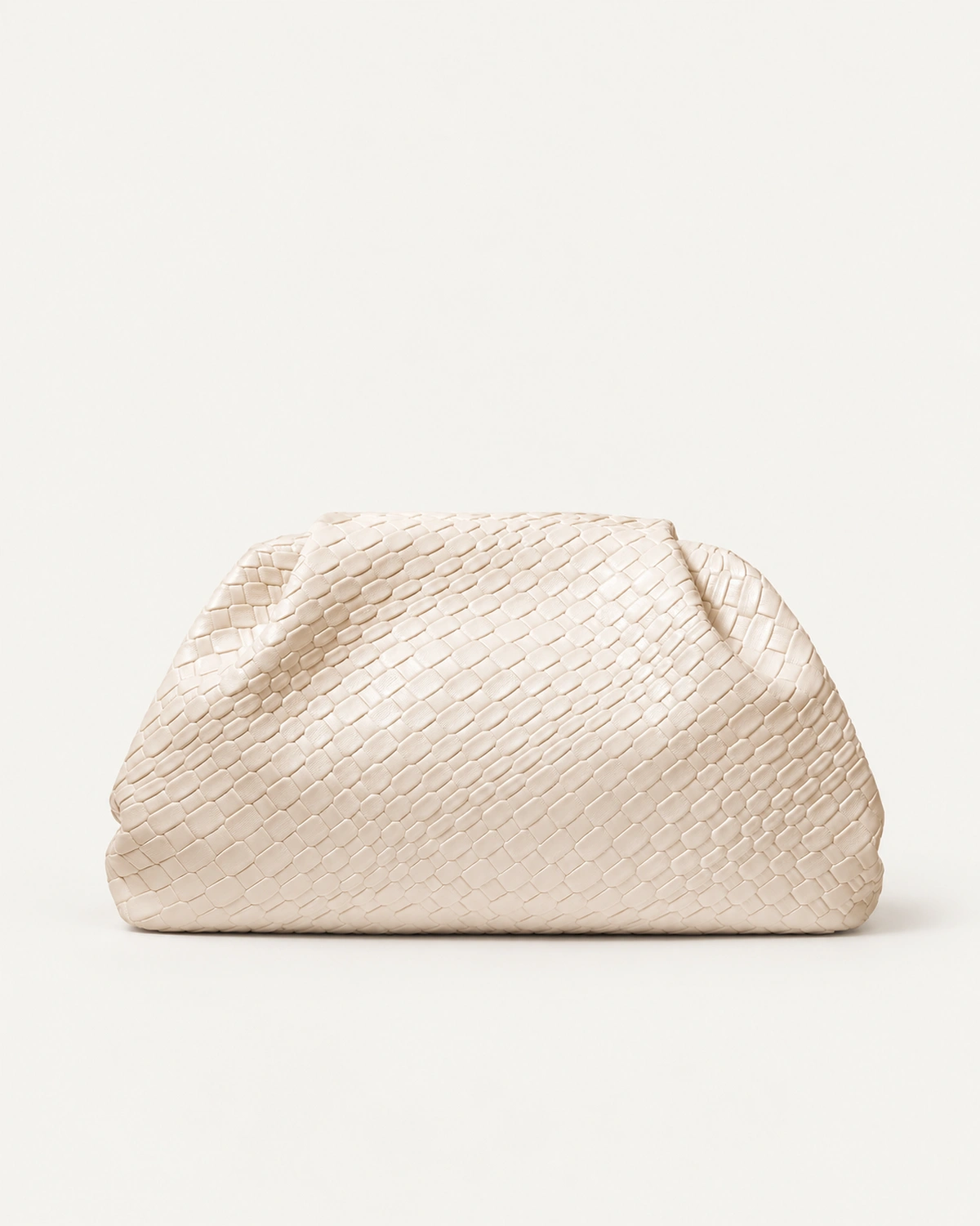 Bolsa clutch drapeada em couro plissado estilo nuvem na cor bege, foto 02