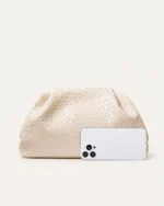 Bolsa clutch drapeada em couro plissado estilo nuvem na cor bege, foto 03