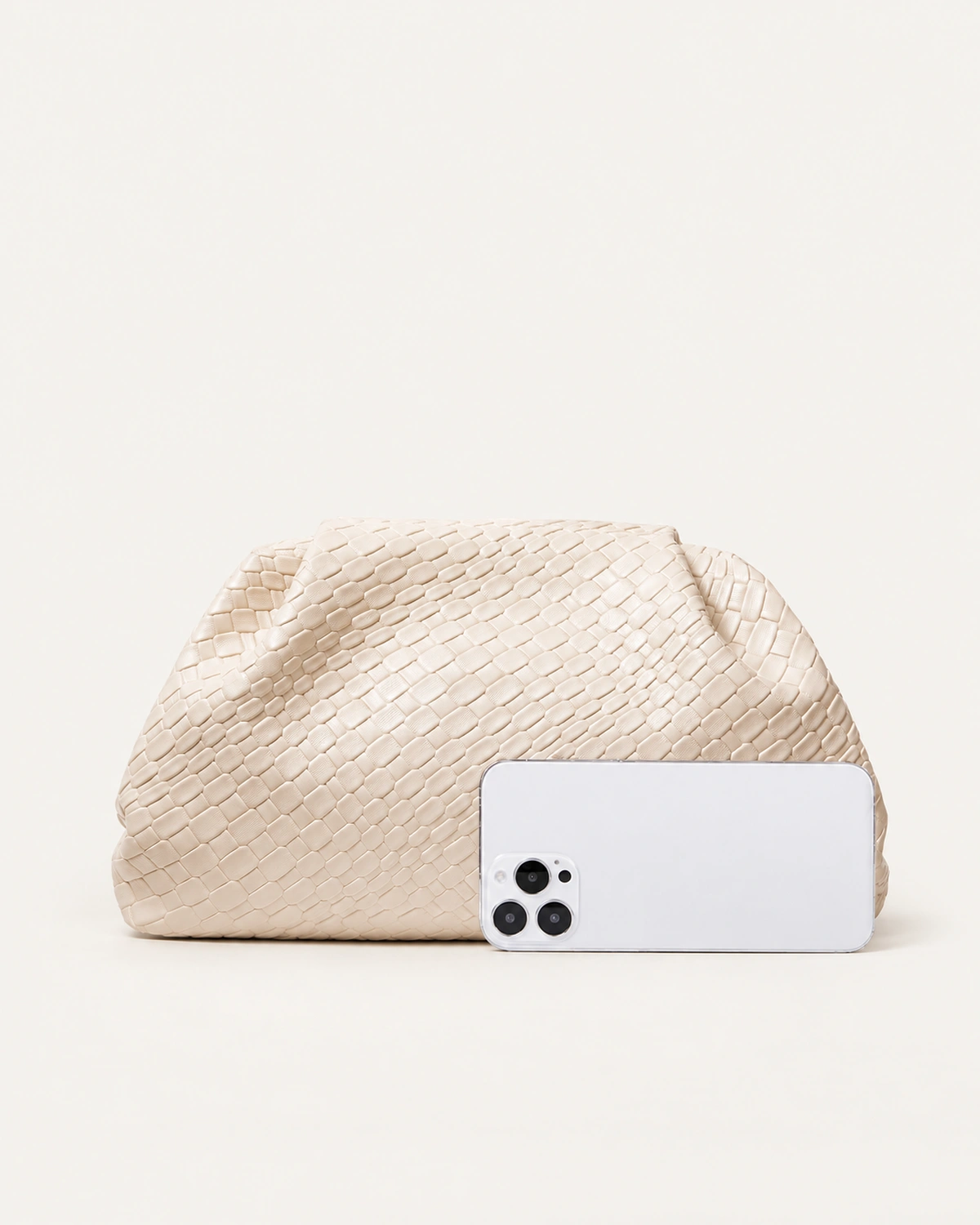 Bolsa clutch drapeada em couro plissado estilo nuvem na cor bege, foto 03
