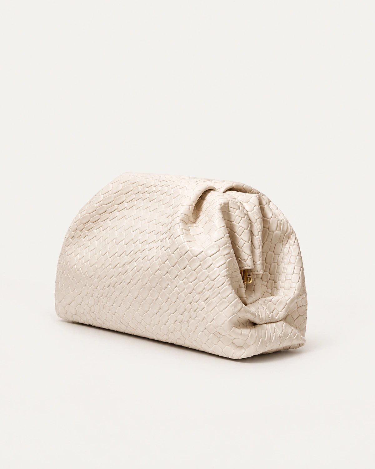 Bolsa clutch drapeada em couro plissado estilo nuvem na cor bege, foto 04
