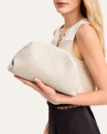 Bolsa clutch drapeada em couro plissado estilo nuvem na cor bege, foto 05