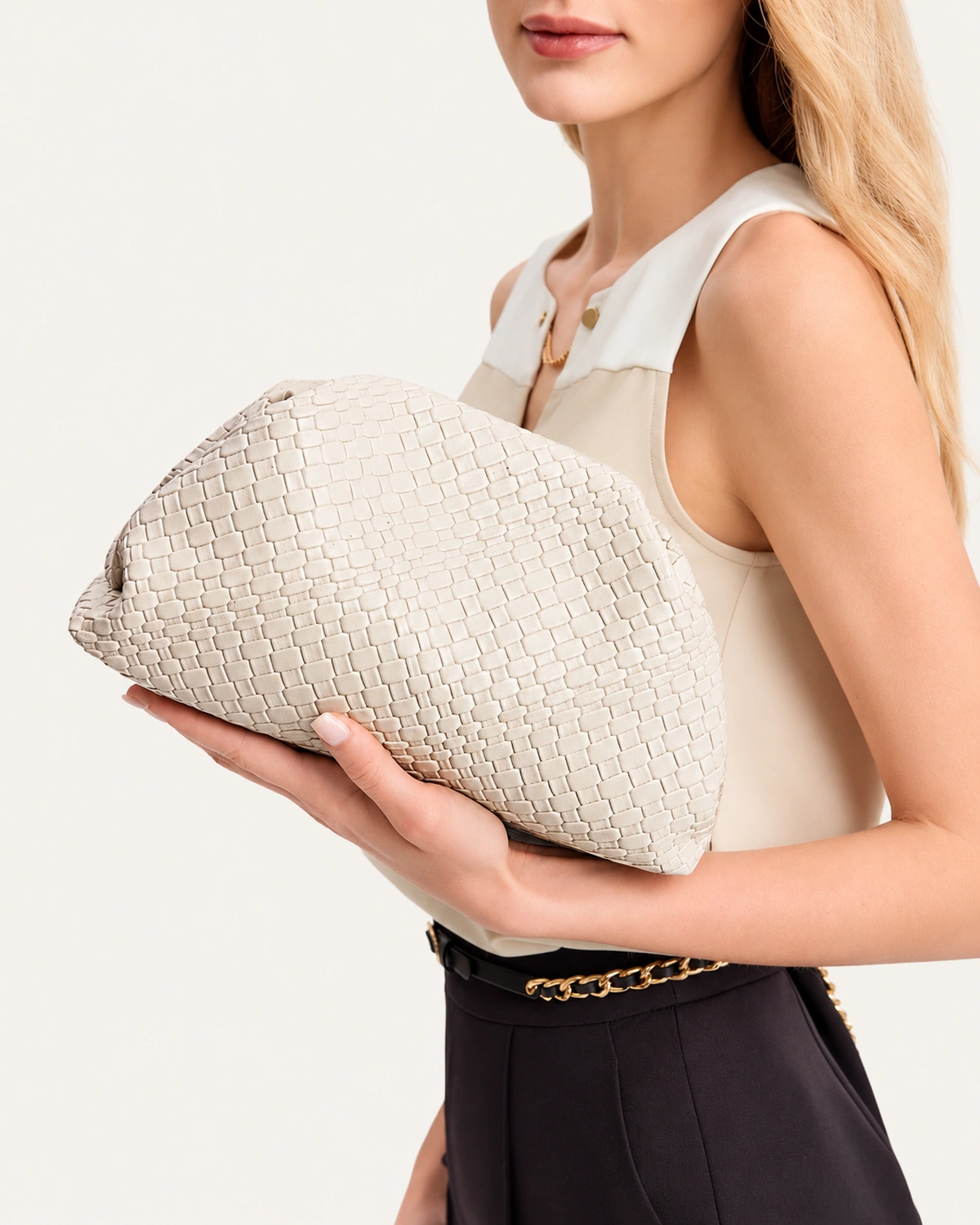 Bolsa clutch drapeada em couro plissado estilo nuvem na cor bege, foto 05