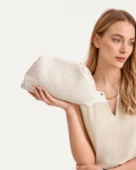 Bolsa clutch drapeada em couro plissado estilo nuvem na cor bege, foto 06