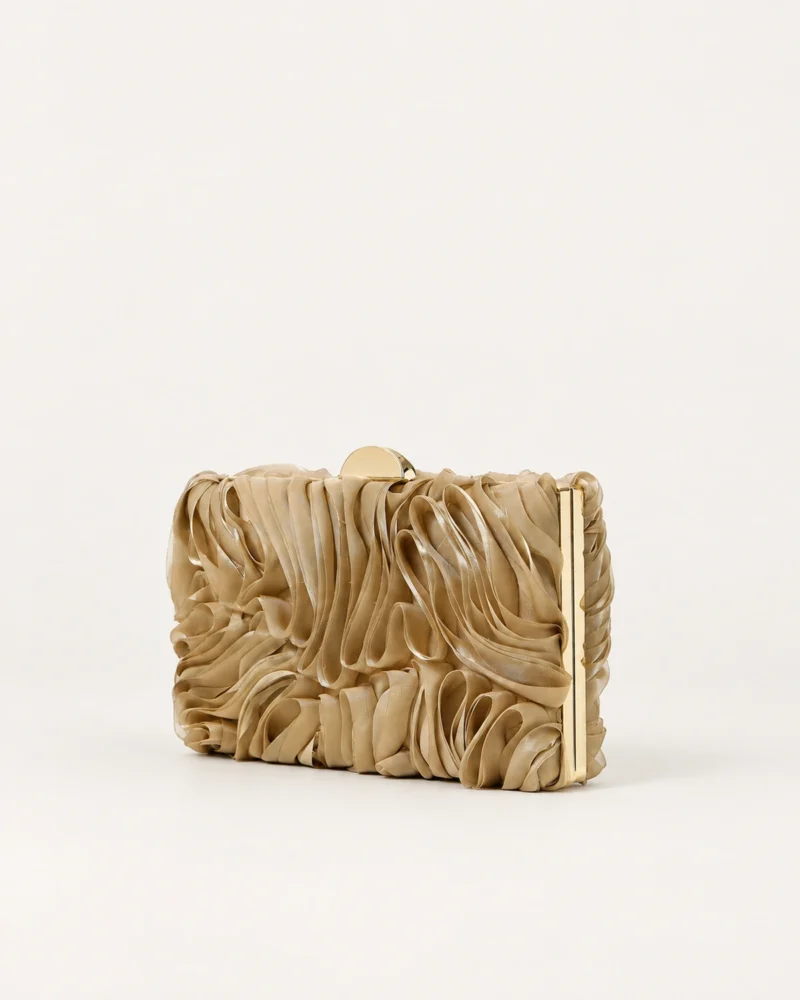 Bolsa clutch drapeada de festa com fecho kisslock em metal dourado na cor Dourado, foto 02