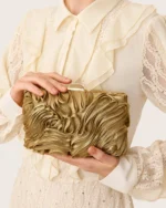 Bolsa clutch drapeada de festa com fecho kisslock em metal dourado na cor Dourado, foto 06