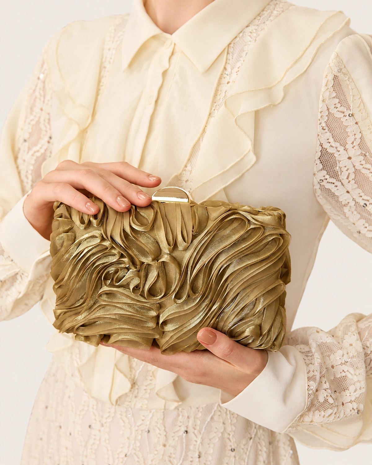 Bolsa clutch drapeada de festa com fecho kisslock em metal dourado na cor Dourado, foto 06