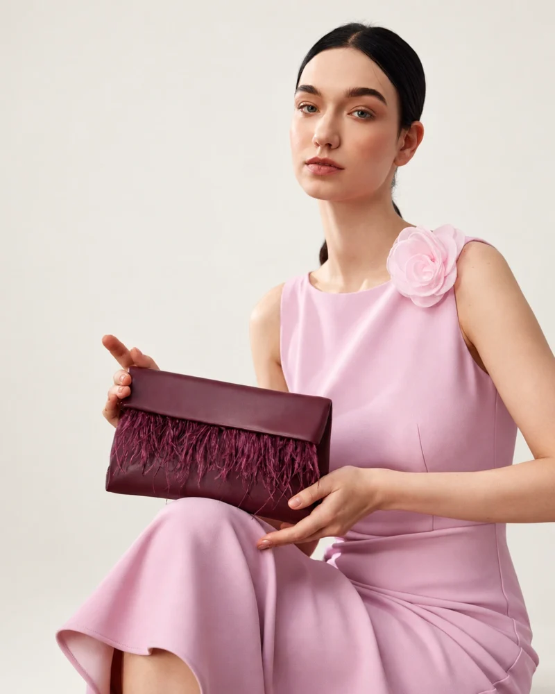 Bolsa clutch em veludo bordado com plumas na cor bordô imperial foto 01