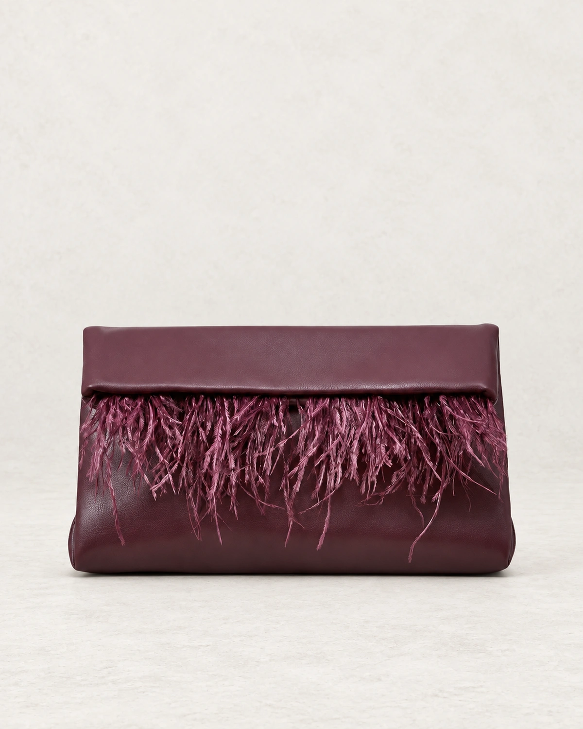 Bolsa clutch em veludo bordado com plumas na cor bordô imperial foto 02