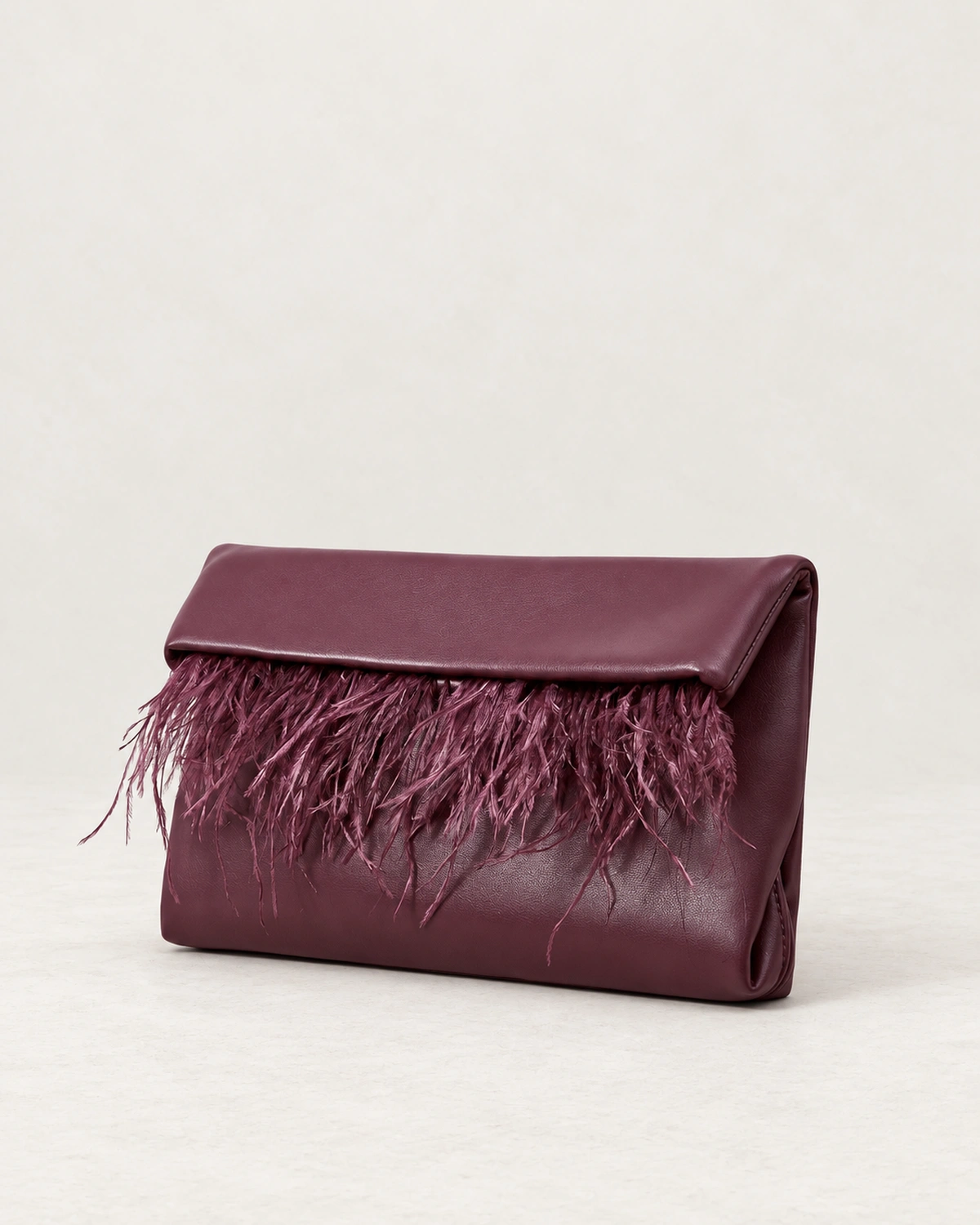Bolsa clutch em veludo bordado com plumas na cor bordô imperial foto 03