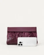 Bolsa clutch em veludo bordado com plumas na cor bordô imperial foto 04