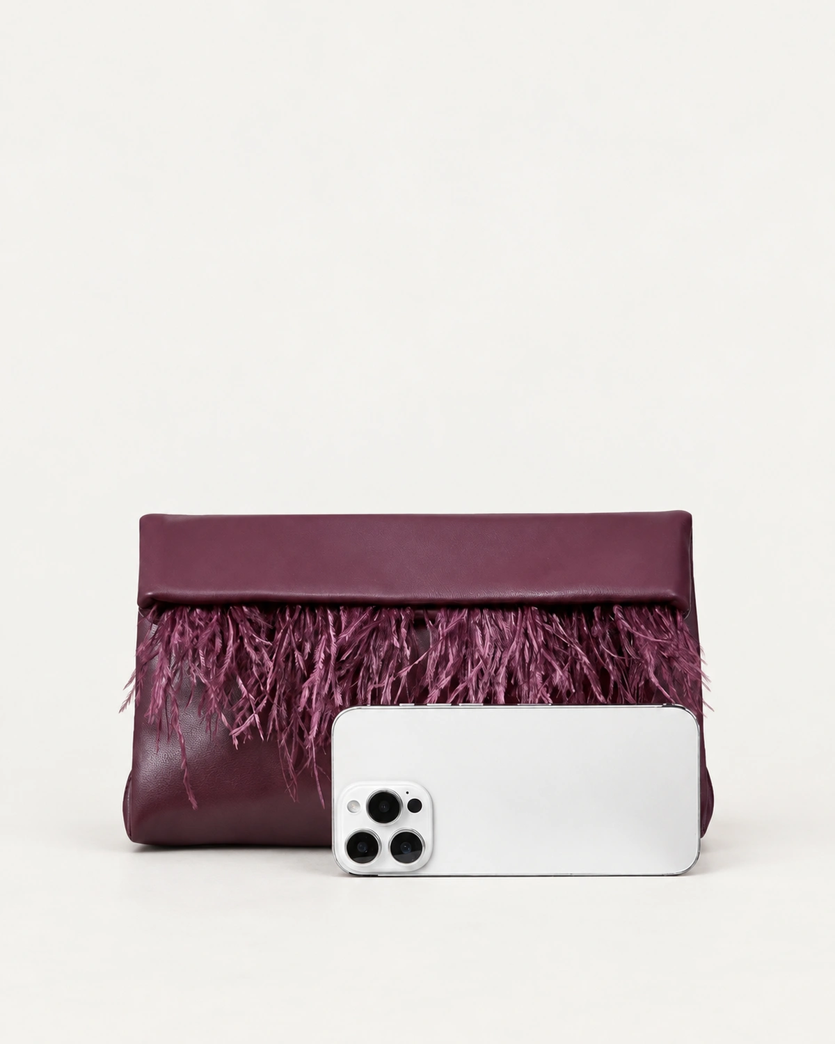 Bolsa clutch em veludo bordado com plumas na cor bordô imperial foto 04