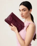Bolsa clutch em veludo bordado com plumas na cor bordô imperial foto 05