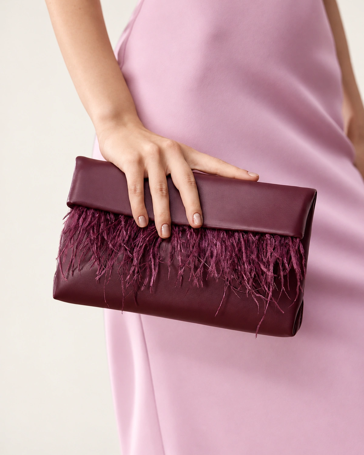 Bolsa clutch em veludo bordado com plumas na cor bordô imperial foto 06