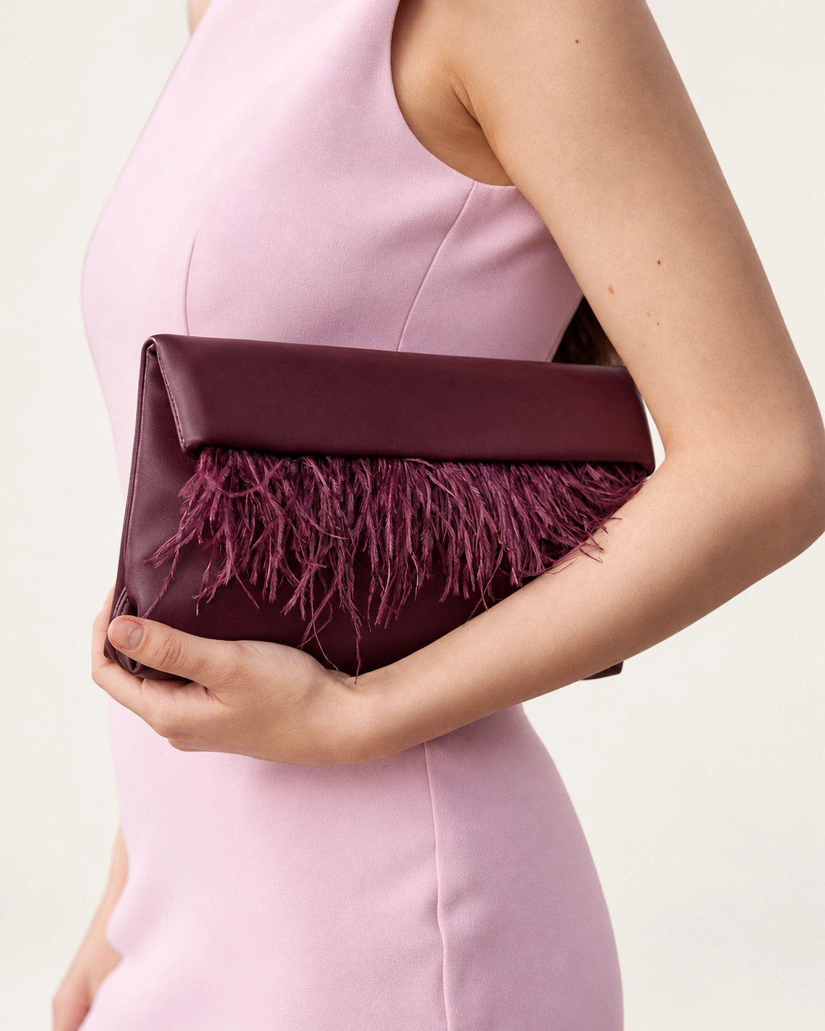 Bolsa clutch em veludo bordado com plumas na cor bordô imperial foto 07