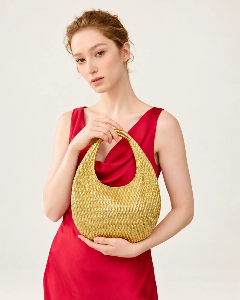 Bolsa Meia-Lua Crescent Tressê com Alça Metálica na cor Rose Gold foto 01