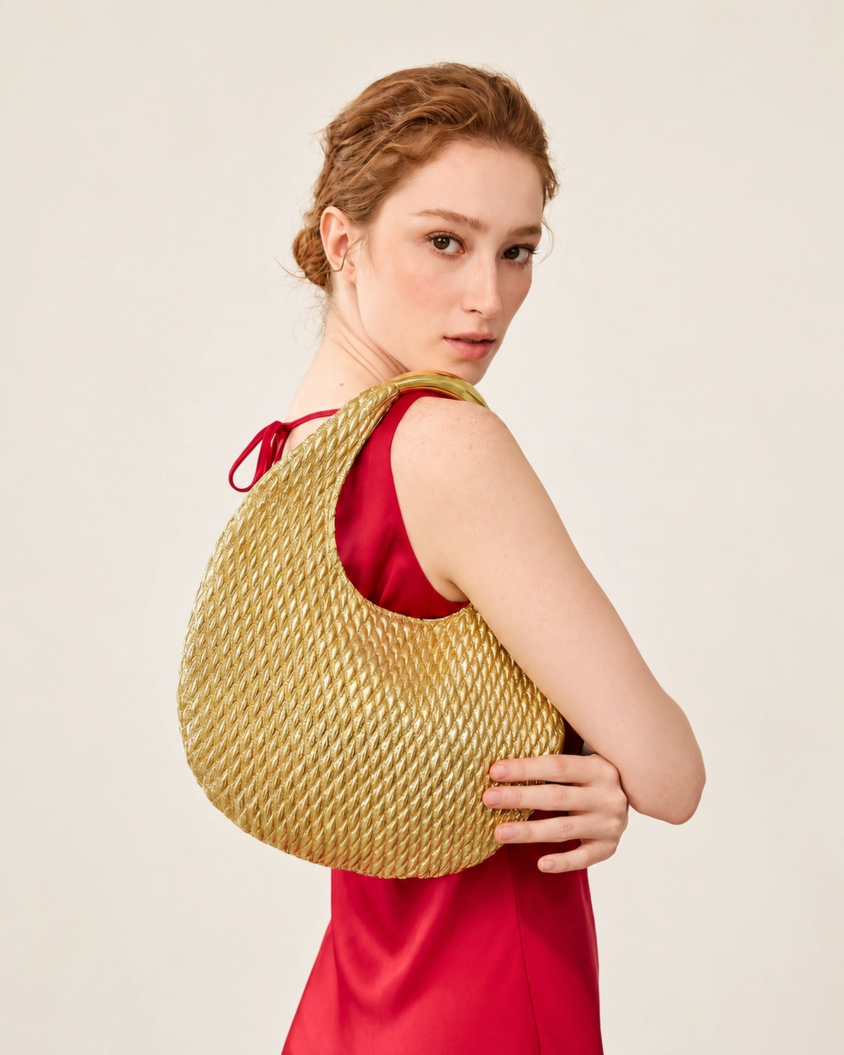 Bolsa Meia-Lua Crescent Tressê com Alça Metálica na cor Rose Gold foto 02