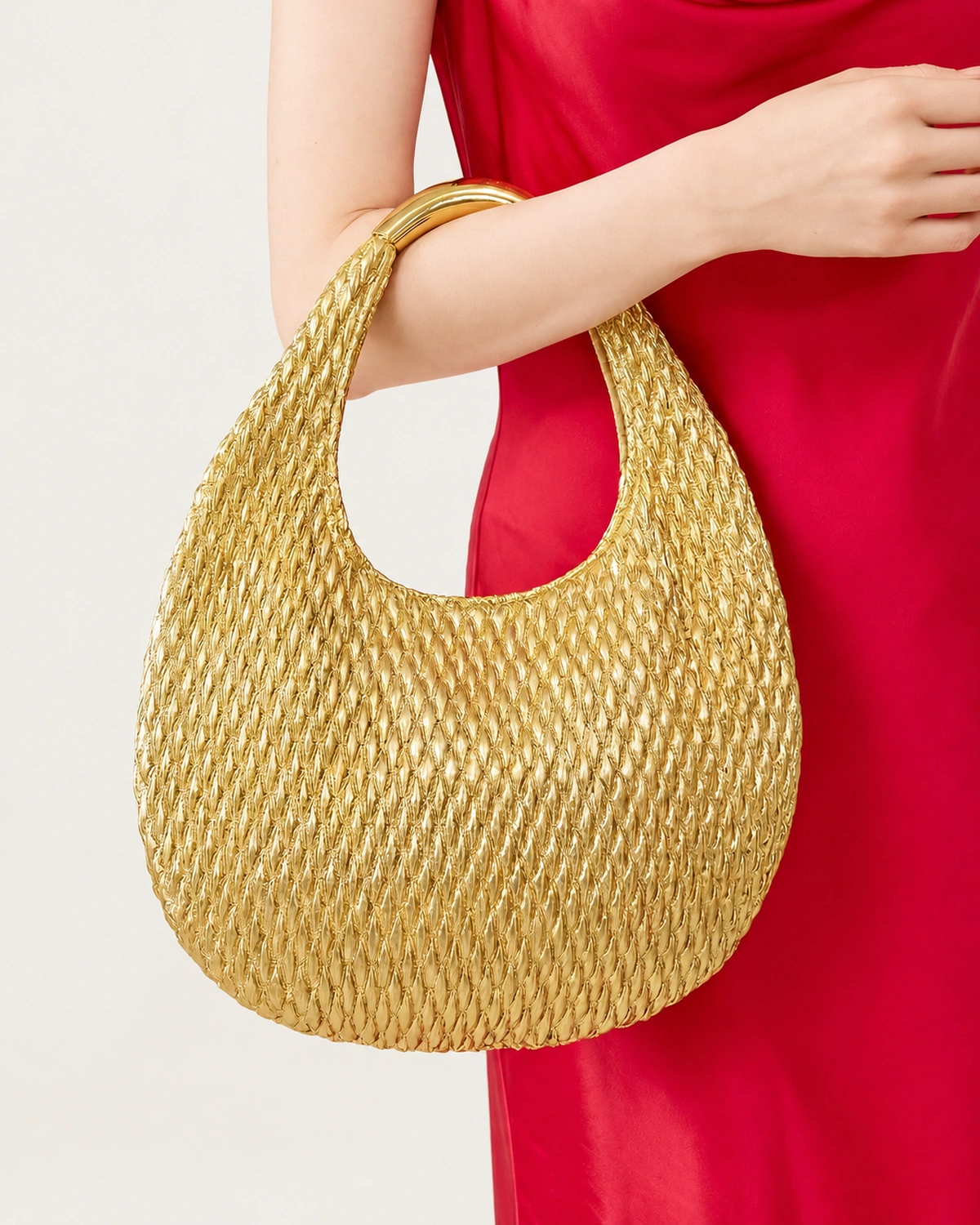 Bolsa Meia-Lua Crescent Tressê com Alça Metálica na cor Rose Gold foto 03