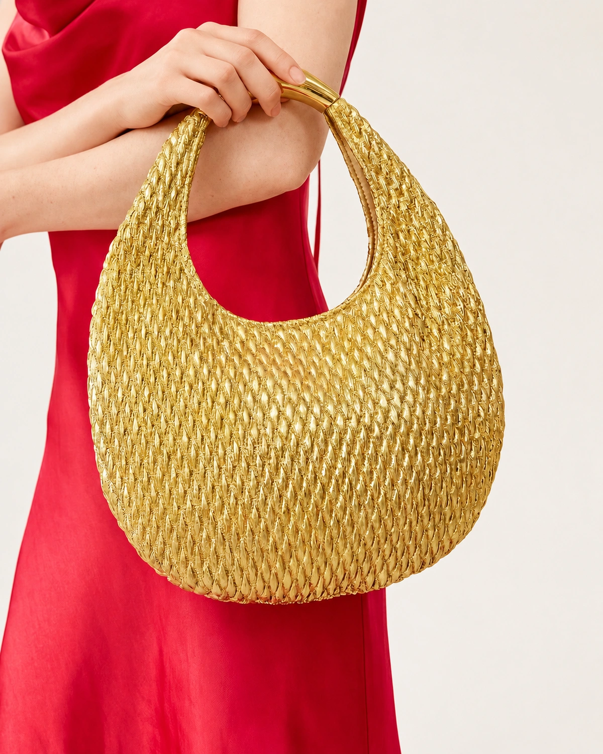 Bolsa Meia-Lua Crescent Tressê com Alça Metálica na cor Rose Gold foto 04
