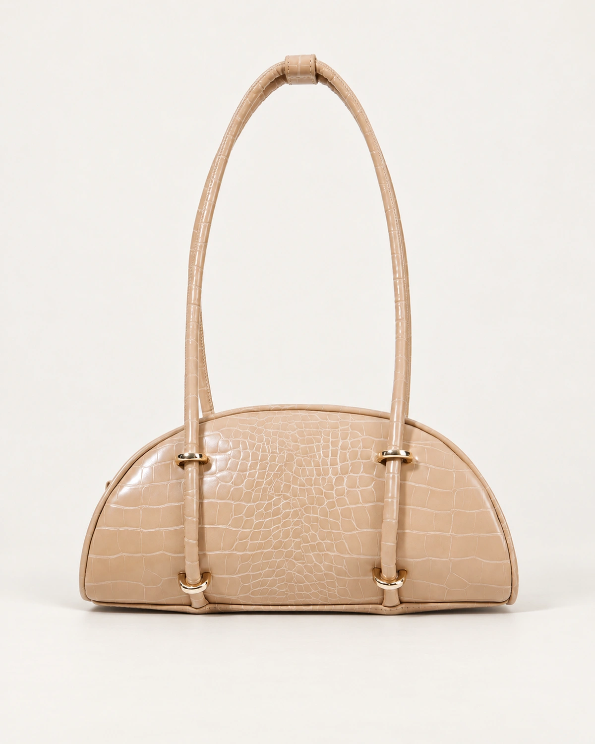 Bolsa meia-lua com textura croco e barretas metálicas na cor areia em vista frontal.