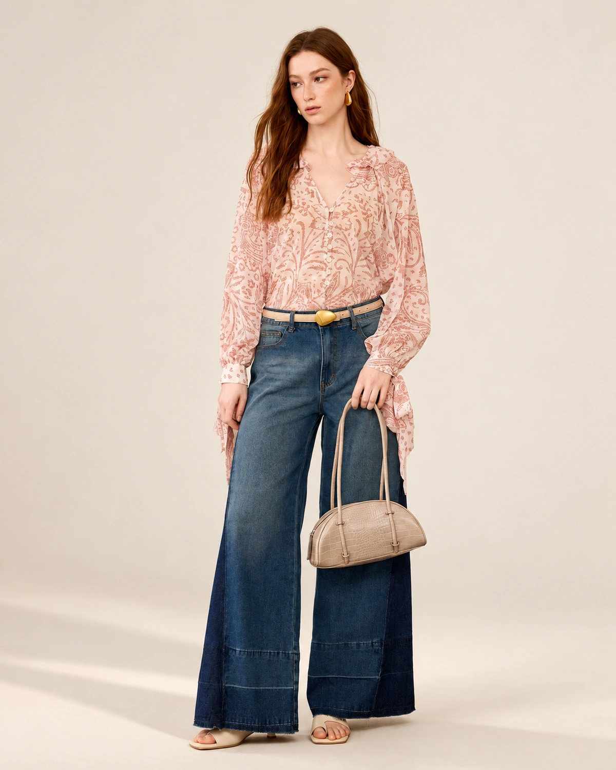 Plano de corpo inteiro da modelo com a bolsa meia-lua croco areia em estúdio mineral.