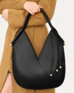 Bolsa de Ombro com Alça Estruturada e Esferas Metálicas na cor Noir — Vista 01
