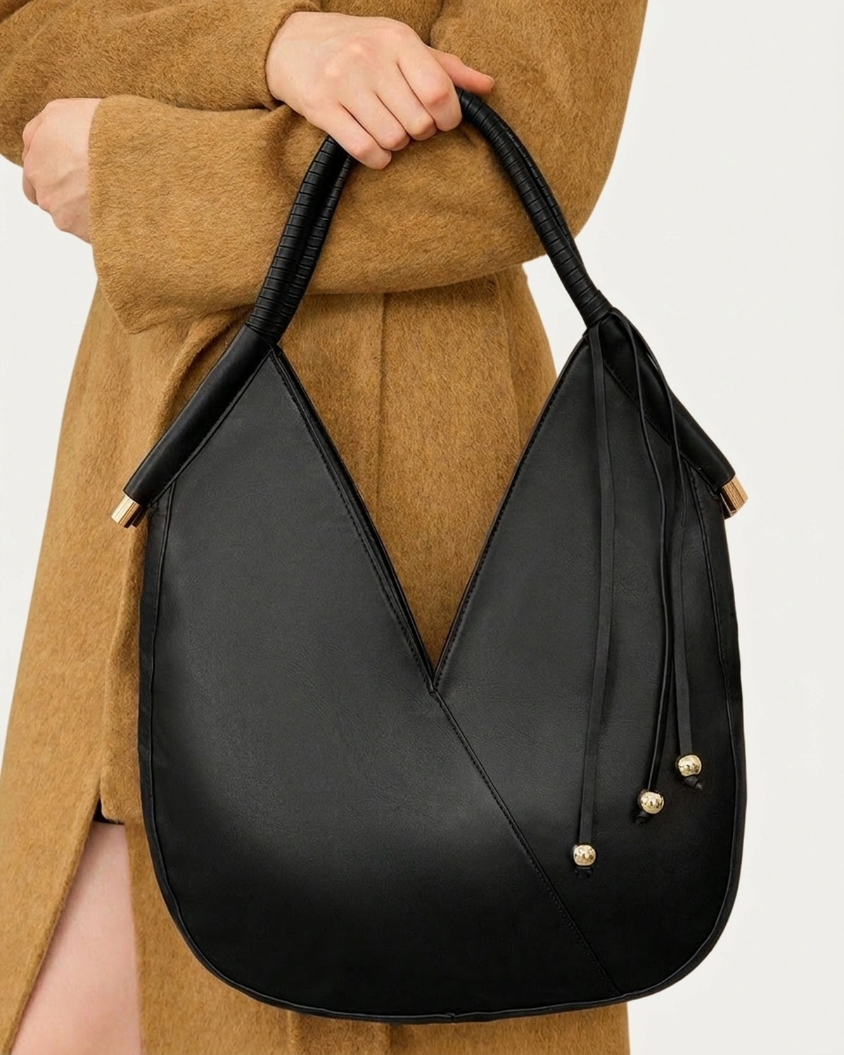 Bolsa de Ombro com Alça Estruturada e Esferas Metálicas na cor Noir — Vista 01