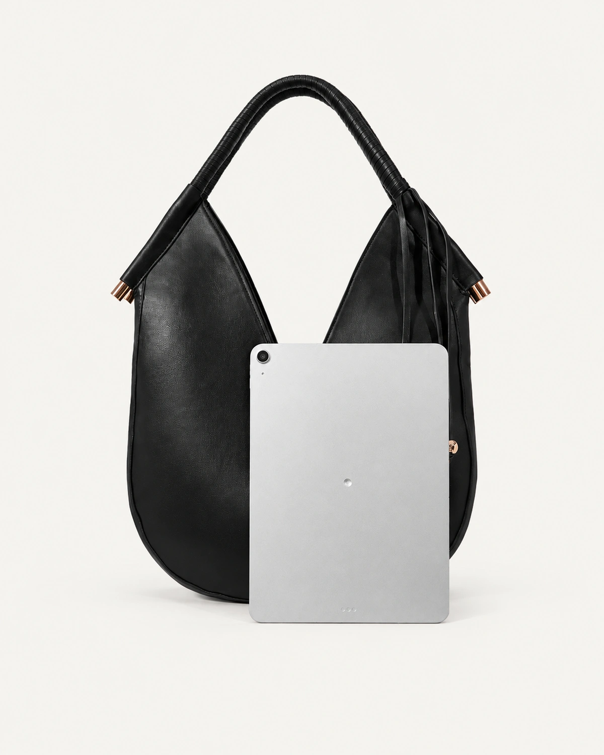 Bolsa de Ombro com Alça Estruturada e Esferas Metálicas na cor Noir — Vista 05