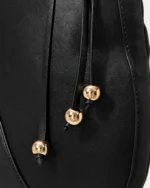 Bolsa de Ombro com Alça Estruturada e Esferas Metálicas na cor Noir — Vista 06