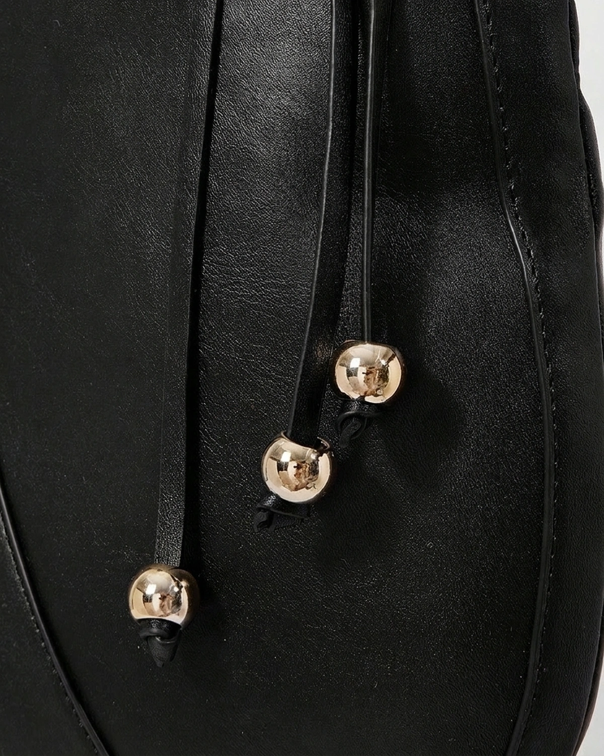 Bolsa de Ombro com Alça Estruturada e Esferas Metálicas na cor Noir — Vista 06