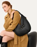 Bolsa de Ombro com Alça Estruturada e Esferas Metálicas na cor Noir — Vista 07