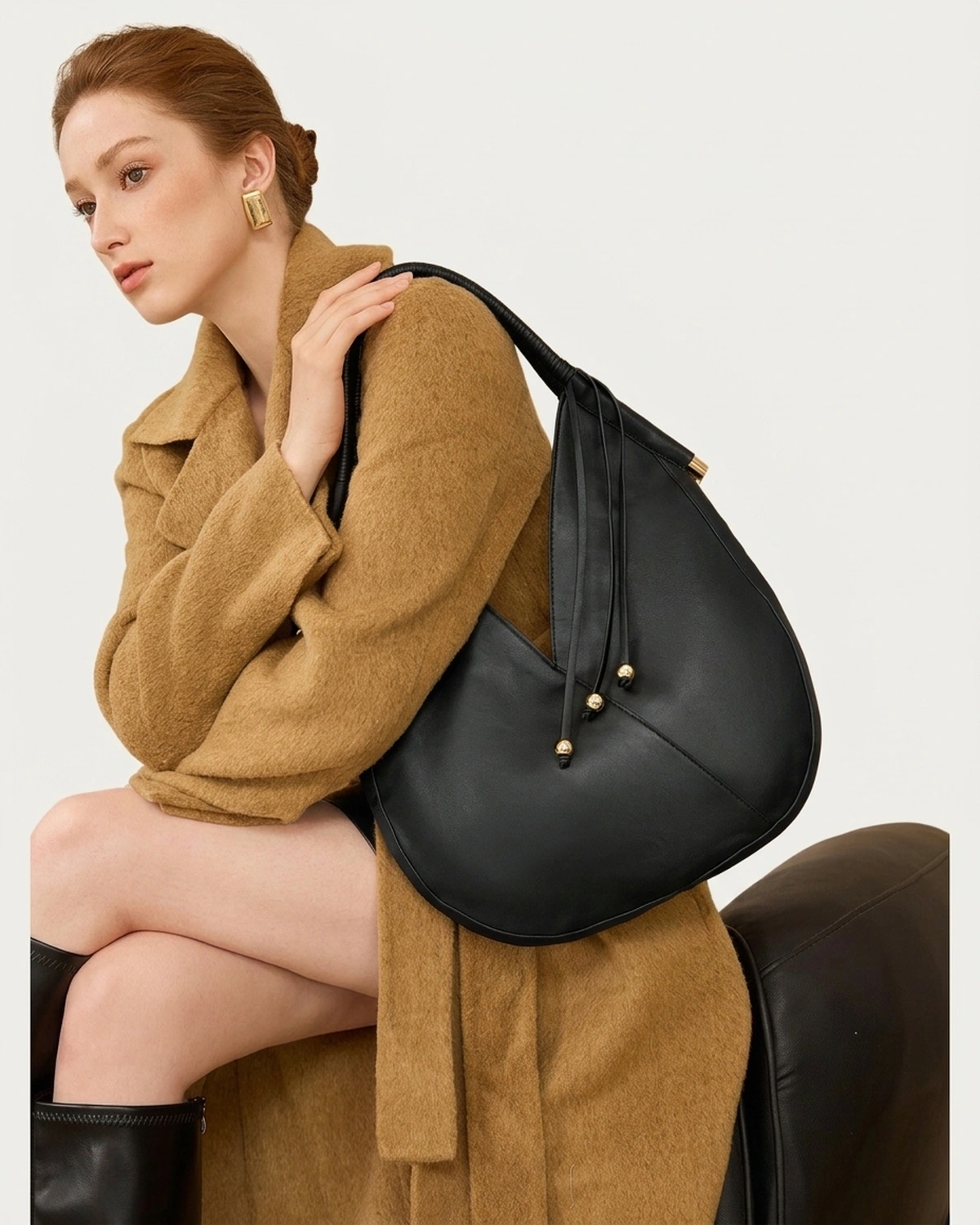 Bolsa de Ombro com Alça Estruturada e Esferas Metálicas na cor Noir — Vista 07