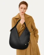 Bolsa de Ombro com Alça Estruturada e Esferas Metálicas na cor Noir — Vista 09