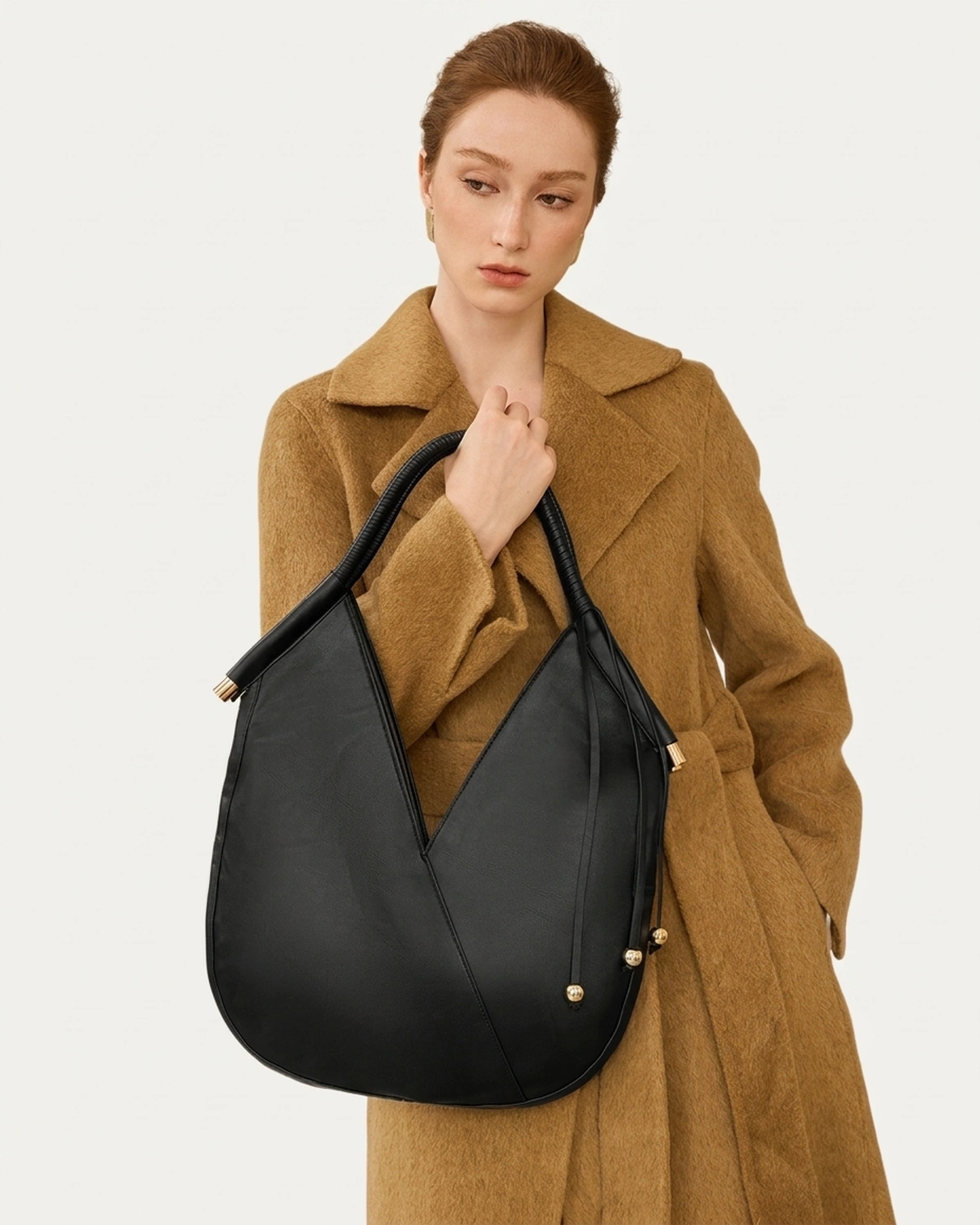 Bolsa de Ombro com Alça Estruturada e Esferas Metálicas na cor Noir — Vista 09