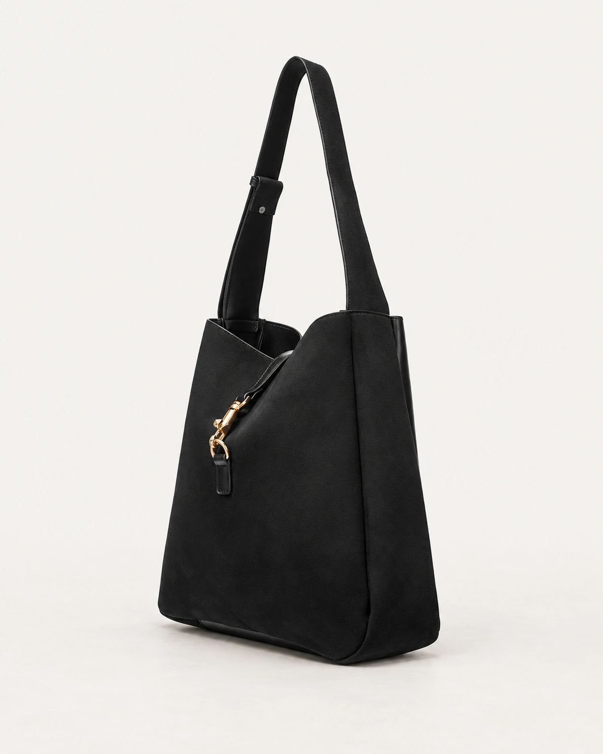 Perspectiva três quartos da bolsa shoulder bag preta destacando base e profundidade estruturada