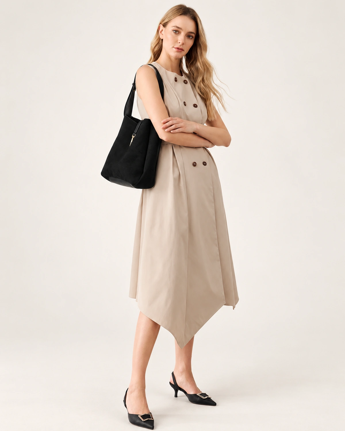 Modelo de corpo inteiro com vestido bege e sandálias de salto usando a shoulder bag preta no ombro