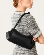 Bolsa Baguete East-West Estruturada em Couro Sintético na cor Noir foto 03