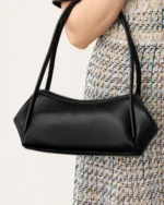 Bolsa Baguete East-West Estruturada em Couro Sintético na cor Noir foto 04