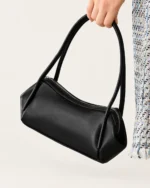 Bolsa Baguete East-West Estruturada em Couro Sintético na cor Noir foto 05