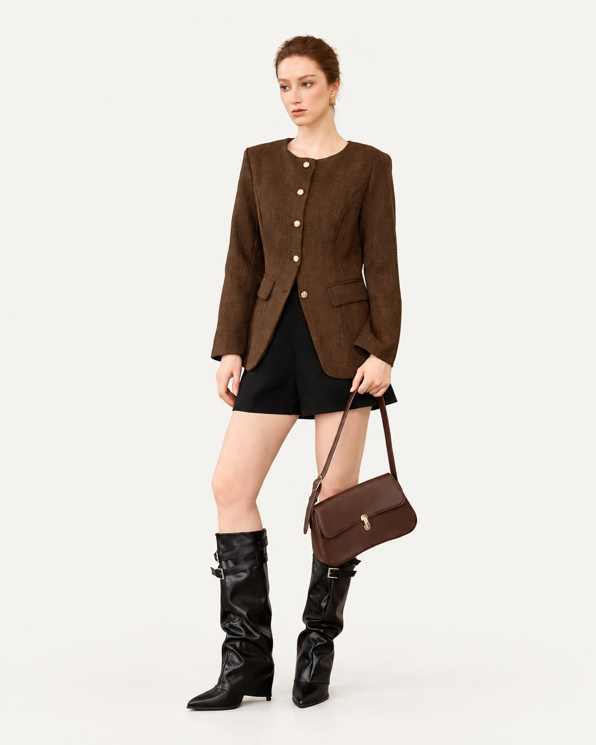 Modelo de corpo inteiro com conjunto de alfaiataria e bolsa tiracolo Café.