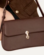 Close da bolsa tiracolo Café e alça regulável em composição com blazer.