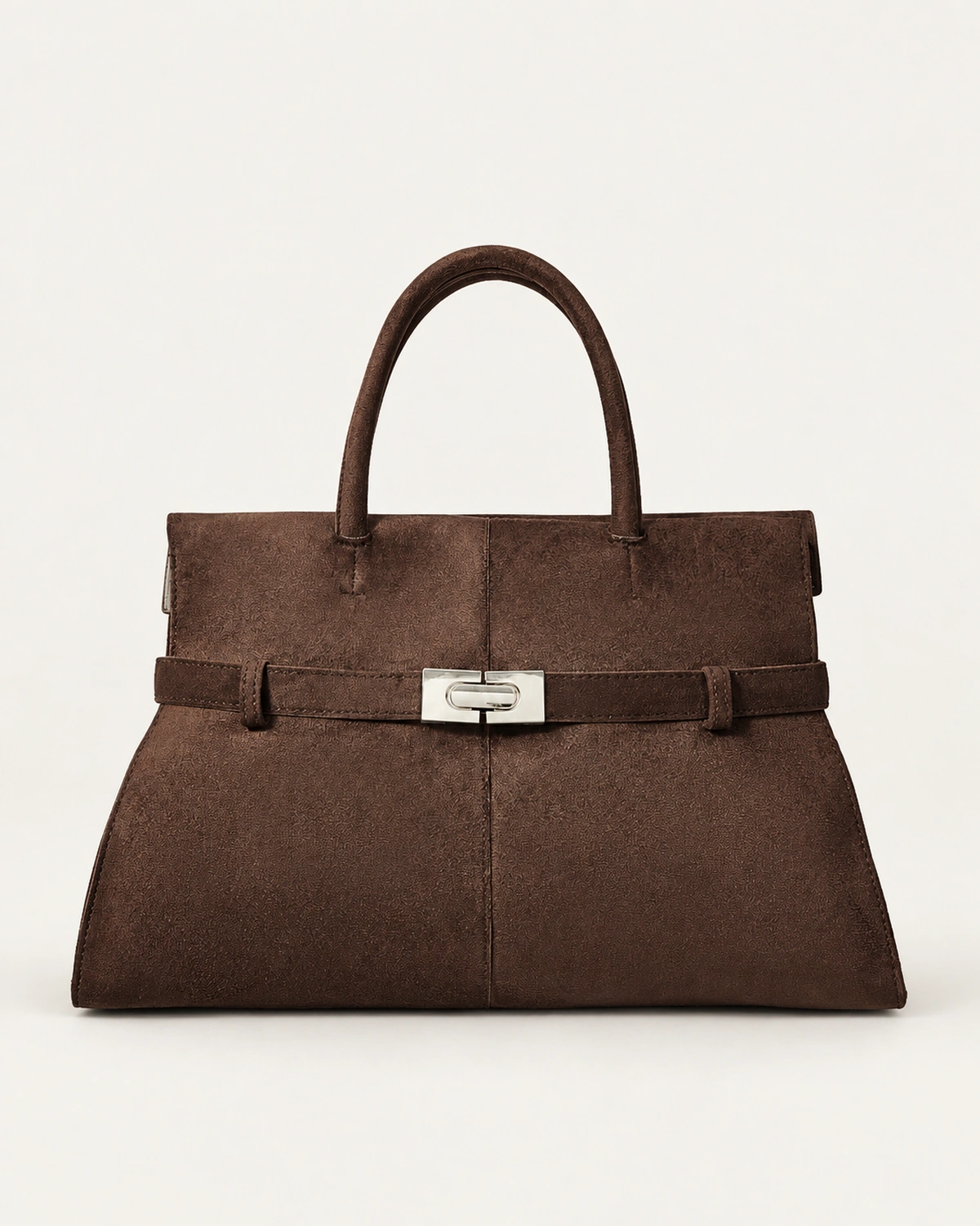 Bolsa tote estruturada marrom café em vista frontal destacando silhueta trapezoidal e fecho metálico
