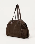 Bolsa tote bowling marrom em suede com alças de couro e ferragens prateadas no solo mineral