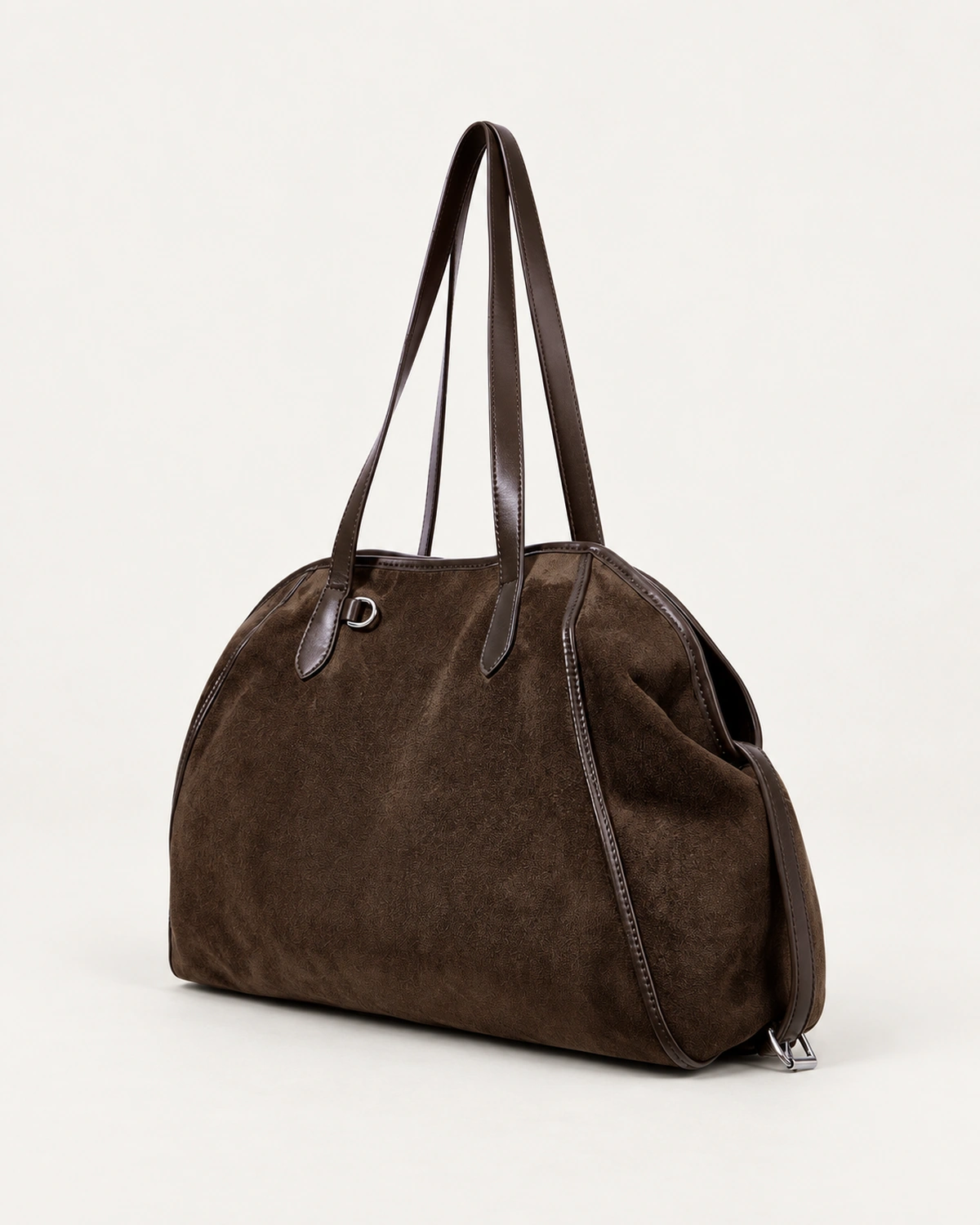 Bolsa tote bowling marrom em suede com alças de couro e ferragens prateadas no solo mineral